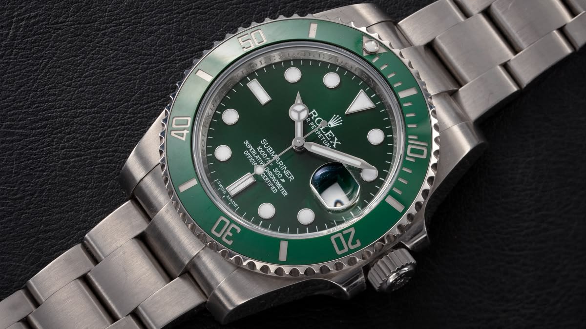 Trois Rolex posées sur une trousse en cuir