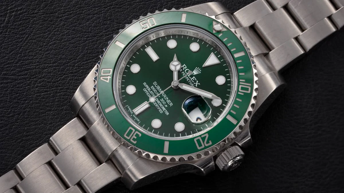 Trois Rolex posées sur une trousse en cuir