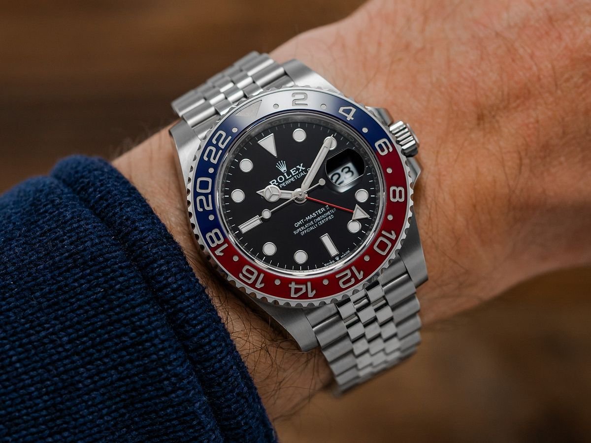 Trois Rolex posées sur une trousse en cuir